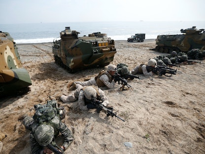 مشاة البحرية الأميركية والكورية الجنوبية يشاركون في عملية إنزال مشتركة بين البلدين في بوهانج.31 مارس 2014 - REUTERS