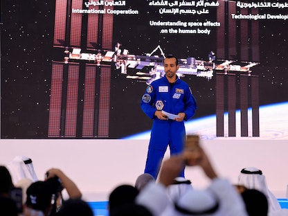  رائد الفضاء الإماراتي سلطان النيادي في مؤتمر صحافي بمتحف المستقبل في دبي. 2 فبراير 2023 - AFP