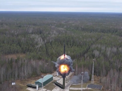 إطلاق صاروخ باليستي روسي عابر للقارات خلال مناورات أجرتها القوات النووية الاستراتيجية الروسية في قاعدة بليسيتسك. 26 أكتوبر 2022 - REUTERS