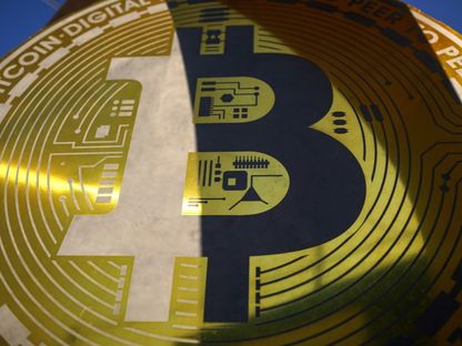 تمثال على شكل شعار عملة"بتكوين" المشفرة في ساحة في إيلوبانغو، السلفادور، 28 فبراير 2024. - Bloomberg
