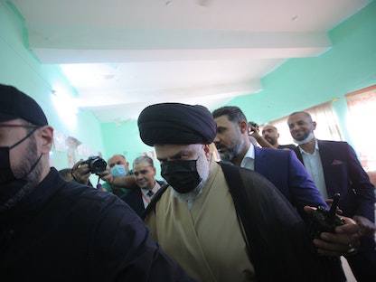 زعيم التيار الصدري مقتدى الصدر في أحد مراكز التصويت على الانتخابات التشريعية المبكرة في النجف بالعراق - Getty Images