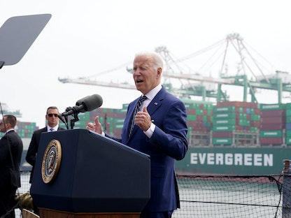 الرئيس الأميركي جو بايدن يلقي كلمة خلال زيارة لميناء لوس أنجلوس - 10 يونيو 2022 - REUTERS