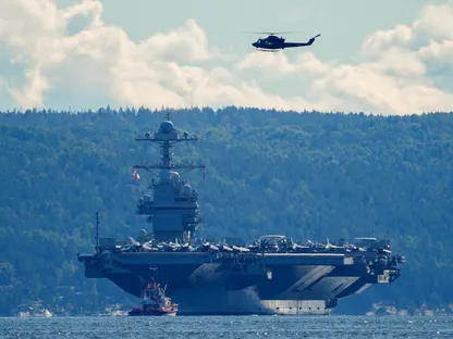 حاملة الطائرات الأمريكية USS Gerald R. Ford في طريقها للخروج من مضيق أوسلوفجورد غرب النرويج. 17 سبتمبر 2025 - REUTERS