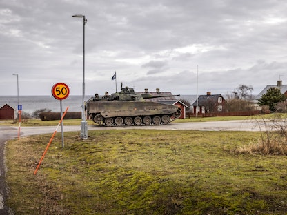 دبابة سويدية في جزيرة جوتلاند على بحر البلطيق - 16 يناير 2022 - REUTERS