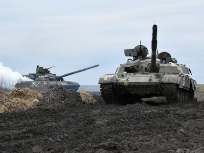 دبابتان للجيش الأوكراني خلال تدريبات قرب شبه جزيرة القرم التي ضمّتها روسيا - 14 أبريل 2021 - REUTERS
