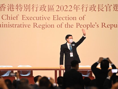 جون لي يلوح بيده بعد أن أصبح الرئيس التنفيذي الجديد للمدينة في هونج كونج – 8 مايو 2022 - AFP