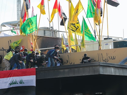 عناصر من الميليشيات العراقية بالقرب من السفارة الأميركية في بغداد - 1 يناير 2020 - REUTERS