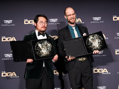 المخرجان دانيال كوان ودانيال شينرت يفوزان بجائزة أفضل فيلم روائي في بيفرلي هيلز بولاية كاليفورنيا- 18 فبراير 2023 - REUTERS