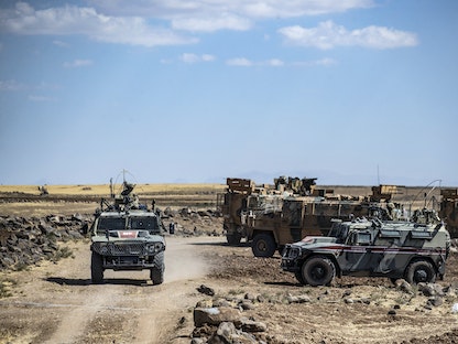 آليات عسكرية تركية وروسية تقوم بدوريات في ريف الرميلان بمحافظة الحسكة شمال شرقي سوريا، قرب الحدود التركية - 16 سبتمبر 2021 - AFP