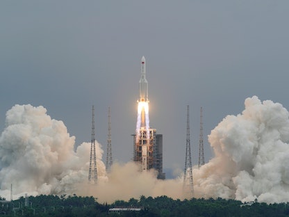 لحظة إطلاق الصاروخ الذي يحمل الوحدة الأساسية لمحطة الفضاء الصينية تيانهي في مقاطعة هاينان - 29 أبريل 2021 - REUTERS