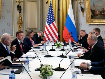 الرئيس الأميركي جو بايدن ونظيره الروسي فلاديمير بوتين خلال اجتماع في جنيف بسويسرا - 16 يونيو 2021 - via REUTERS