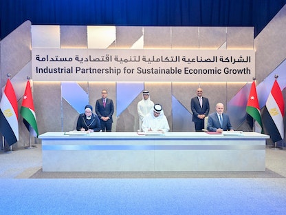 وزراء الصناعة في مصر والأردن والإمارات يوقعون في أبوظبي على وثيقة مبادرة "الشراكة الصناعية التكاملية لتنمية اقتصادية مستدامة" - 29 مايو 2022 - twitter.com/HHMansoor