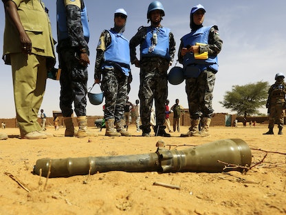 أفراد من بعثة الأمم المتحدة والاتحاد الإفريقي لحفظ السلام في إقليم دارفور "يوناميد" - 25 مارس 2014 - REUTERS