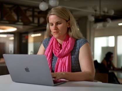  فرانسيس هوجن، الموظفة السابقة في "فيسبوك" خلال ظهورها في حلقة برنامج "60 دقيقة"، 3 أكتوبر 2021 - Screenshot/Youtube/60minutes