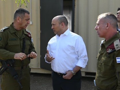 رئيس الوزراء الإسرائيلي نفتالي بينيت خلال حضوره تدريب عسكري شمالي إسرائيل- 16 نوفمبر 2021 - Twitter/@naftalibennett