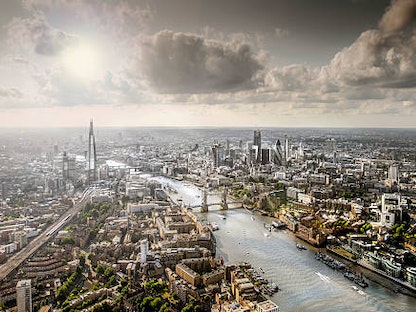 صورة غير مؤرخة لمنظر جوي يظهر نهر التايمز في لندن. - Getty Images