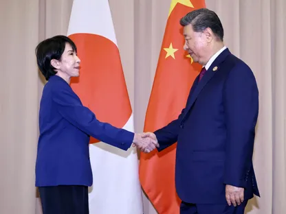 رئيسة الوزراء اليابانية ساناي تاكايتشي تصافح الرئيس الصيني شي جين بينج قبيل محادثات في جيونججو بكوريا الجنوبية. 31 أكتوبر 2025 - Reuters