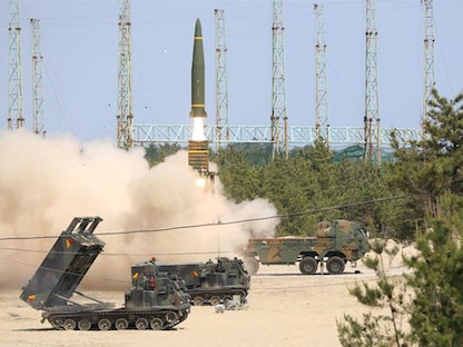 كوريا الشمالية تطلق صاروخ Hyunmu-2 من موقع غير معروف على الساحل الشرقي للبلاد خلال تمرين بالذخيرة الحية.  - AFP