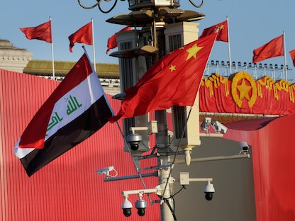 العلمان العراقي والصيني في ساحة تيانانمن- نوفمبر 2019 - REUTERS