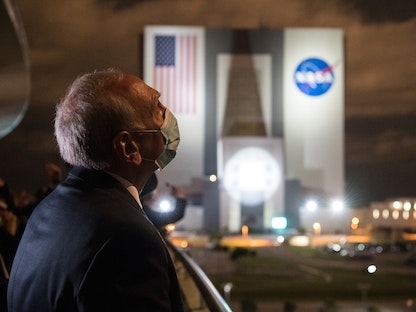 مدير ناسا بالإنابة ستيف جورتشيك يشاهد إطلاق صاروخ سبيس إكس فالكون 9 - 23 أبريل 2021 - REUTERS