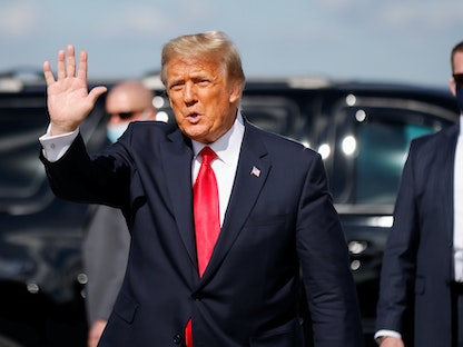 الرئيس الأميركي السابق دونالد ترمب عند وصوله إلى مطار بالم بيتش الدولي -فلوريدا. 20 يناير 2 - REUTERS