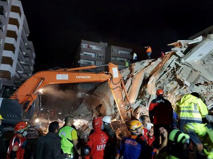 عمليات البحث عن مفقودين في زلزال أزمير مستمرة - REUTERS