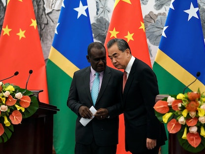 وزير الخارجية الصيني وانج يي ووزير خارجية جزر سليمان جيريمايا مانيلي في بكين - 21 سبتمبر 2019 - REUTERS