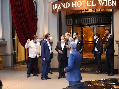 المبعوث الأوروبي في محادثات فيينا إنريكي مورا مع أعضاء الوفد الإيراني السابق - 2 يونيو 2021 - Getty Images