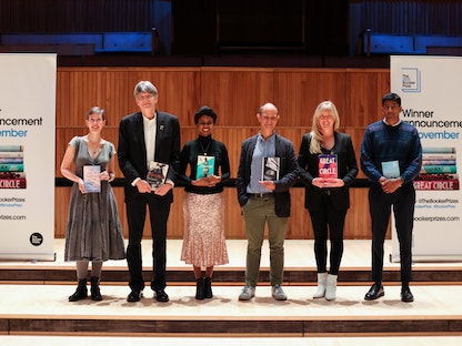 المؤلفون باتريشيا لوكوود، وريتشارد باورز، ونظيفة محمد، ودامون جالجوت، وماجي شيبستيد، وأنوك آرودبراجاسام، مع رواياتهم المرشحة في القائمة القصسرة لجائزة بوكر. 31 أكتوبر 2021 - REUTERS