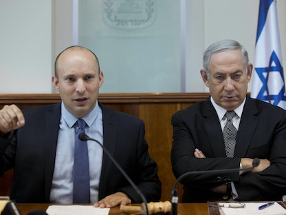 بنيامين نتنياهو ونفتالي بينيت خلال اجتماع للحكومة الإسرائيلية- 30 أغسطس 2016.  - REUTERS
