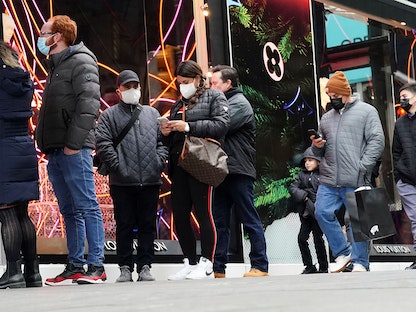 عدد من الأشخاص يصطفون أمام متجر في مدينة نيويورك بالولايات المتحدة- 26 نوفمبر 2021 - REUTERS