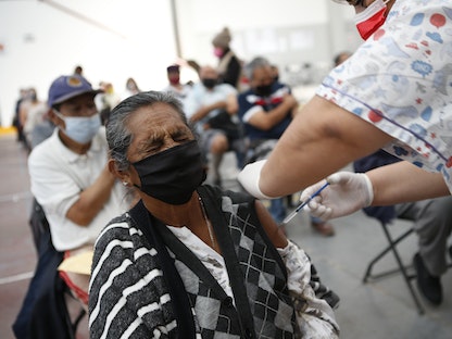 سيدة تتلقى الجرعة الثانية من لقاح كورونا في المكسيك - 3 أبريل 2021 - AP
