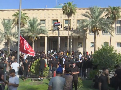 أنصار التيار الصدري في مقر القصر الجمهوري بعد اقتحامه في بغداد. 29 أغسطس 2022 