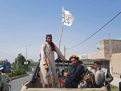 مسلحو طالبان يقودون سيارة للجيش الأفغاني في شوارع ولاية لغمان - 15 أغسطس 2021 - AFP