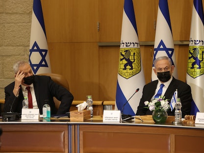 رئيس الحكومة الإسرائيلية بنيامين نتنياهو ووزير الدفاع بيني غانتس خلال جلسة وزارية خاصة في القدس. - REUTERS