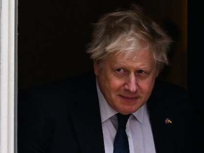 رئيس الوزراء البريطاني بوريس جونسون في مقر الحكومة "10 داونينج ستريت" بالعاصمة لندن - 5 أبريل 2022 - AFP