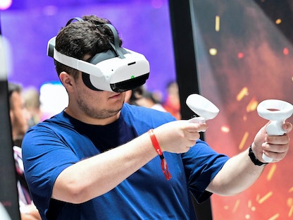 شخص يلعب بنظارة VR خلال معرض الألعاب "جيمزكوم 2022" - REUTERS