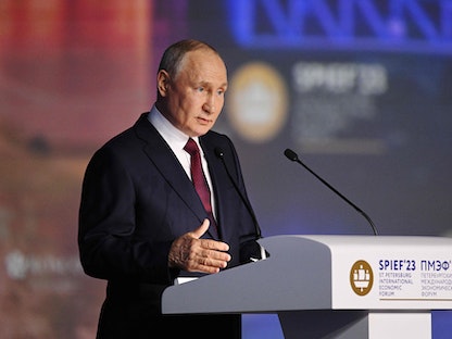 الرئيس الروسي فلاديمير بوتين يلقي خطاباً أمام منتدى سانت بطرسبرغ الاقتصادي الدولي (SPIEF) في سانت بطرسبرج- 16 يونيو 2023  - AFP