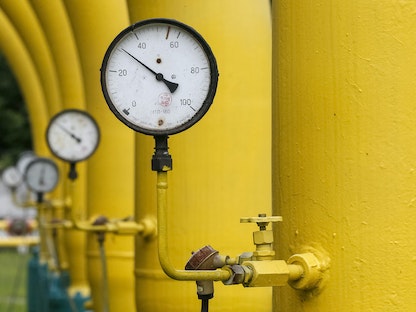 مقاييس ضغط الأنابيب والصمامات في منشأة لتخزين الغاز غربي أوكرانيا. 28 مايو 2015 - REUTERS