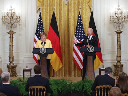الرئيس الأميركي جو بايدن والمستشارة الألمانية أنغيلا ميركل خلال مؤتمر صحافي في واشنطن- 15 يوليو 2021 - Getty Images via AFP