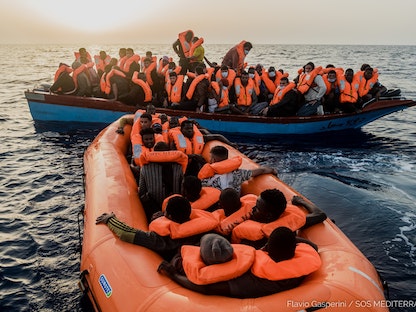 منظمة "إس.أو.إس المتوسط" في مهمة إنقاذ من قارب خشبي مكتظ كان معرضاً لخطر الانقلاب. - twitter@@SOSMedFrance