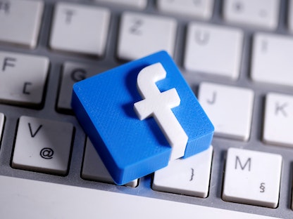 شعار شركة "فيسبوك" على لوحة مفاتيح جهاز كمبيوتر - REUTERS