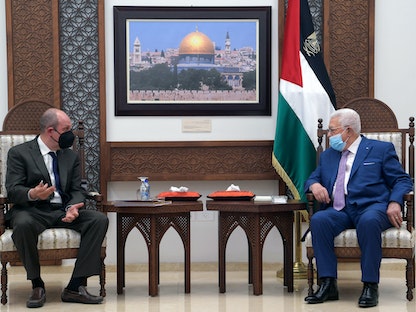 صورة نشرها المكتب الصحافي للسلطة الفلسطينية تظهر الرئيس محمود عباس مع المبعوث الأميركي للسلام في الشرق الأوسط هادي عمرو - 17مايو 2021  - AFP