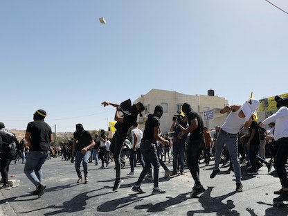 متظاهرون في اشتباكات مع القوات الإسرائيلية في الضفة الغربية - 30 سبتمبر 2022 - REUTERS