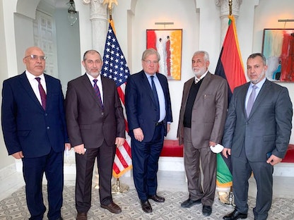 السفير الأميركي لدى ليبيا ريتشارد نورلاند خلال لقائه اللجنة العسكرية المشتركة (5+5) عن المنطقة الغربية- 3 مارس 2022 - Twitter/@USEmbassyLibya