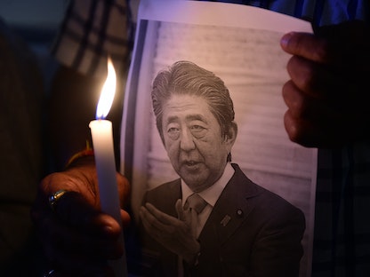 أعضاء مركز المعلومات والدراسات الياباني خلال وقفة حزن على رحيل رئيس الوزراء الياباني السابق شينزو آبي، في أحمد آباد، الهند. 9 يوليو 2022 - AFP