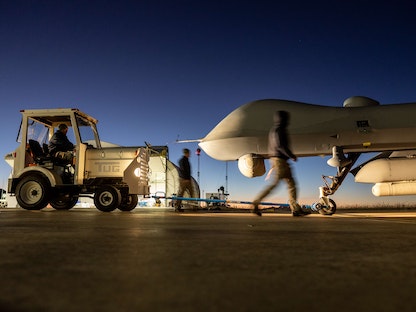 مسيرة أميركية من طراز "MQ9" ريبر تابعة لوكالة الجمارك والحدود الأميركية بعد عودتها من مهمة على الحدود بين أريزونا والمكسيك. 4 نوفمبر 2023 - AFP