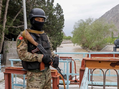 جندي من قوات العمليات الخاصة في قيرغيزستان يقف في بالقرب من منشأة لتوزيع المياه في مقاطعة باتكين- 5 مايو 2021 - REUTERS