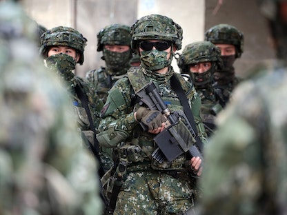 جنود تايوانيون خلال تدريب عسكري يحاكي غزواً صينياً للجزيرة - 6 يناير 2022 - Bloomberg