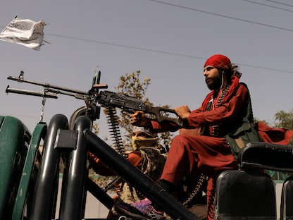 عناصر من طالبان على متن شاحنة صغيرة مدججة بالسلاح في كابول - 3 أكتوبر 2021 - REUTERS
